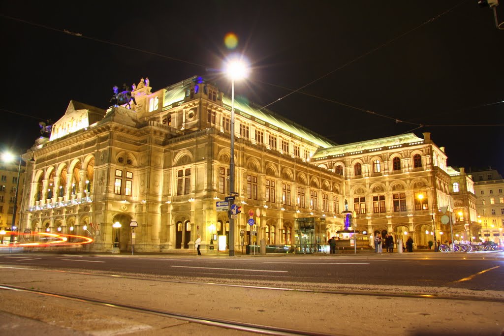 Wiener Staatsoper bei Nacht by Frank Kiefer