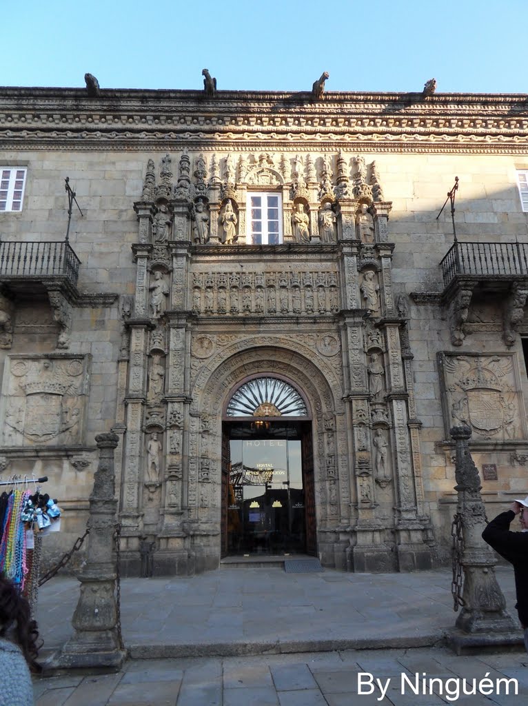 Hostal de los Reyes Católicos by Ninguém