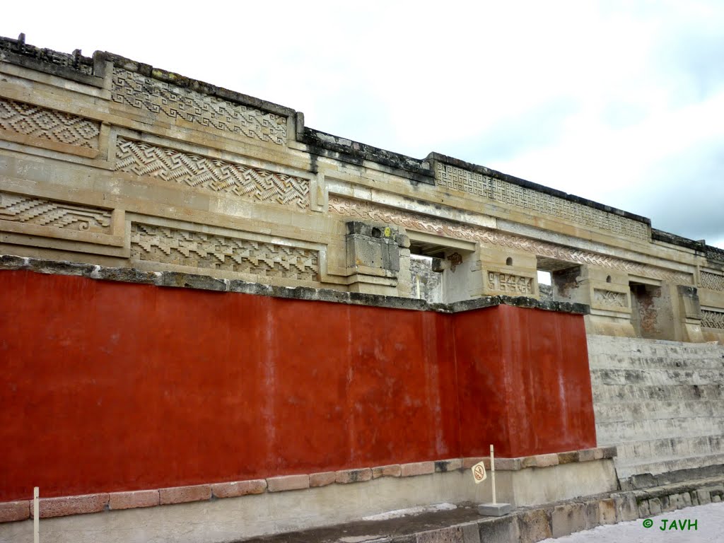 Las grecas del palacio en Mitla, Oaxaca, México by Jorge Alberto Vega