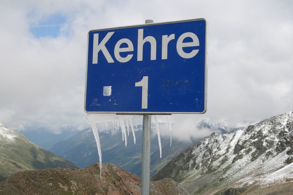 Kehre 1 sign at the Kauntertall glacier road by Ben de R.