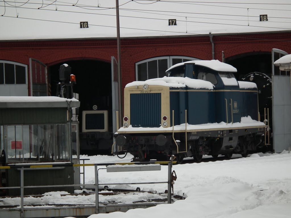 212-372-7 mit Schnee vor dem Lokschuppen by Sascha Friedl