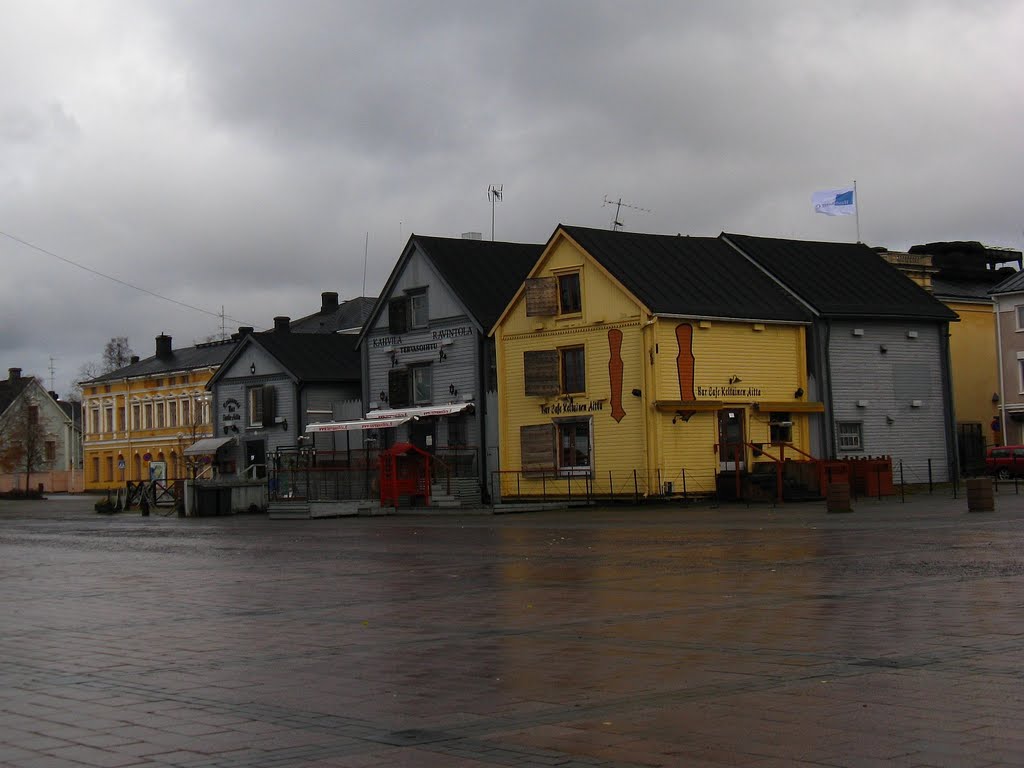 Alte Magazinhäuser, nun Restaurants, außerhalb der Saison by e.m.r.