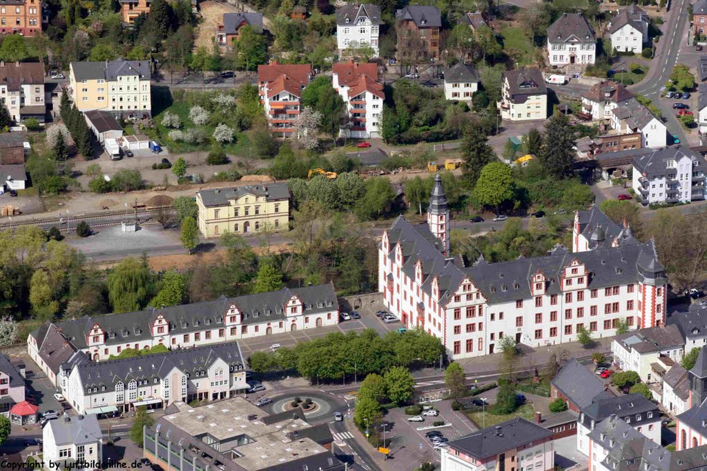 Hadamar, Schloß, Bahnhof 070426 (Original bei http://www.luftbildonline.de) by Luftbildonline