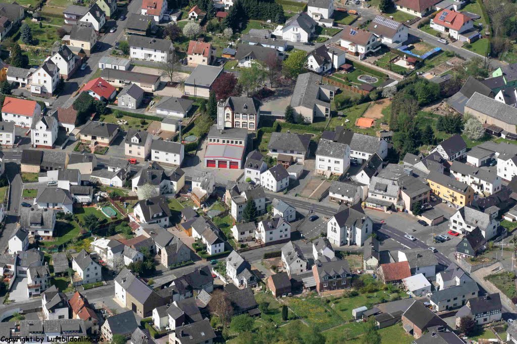 Niederahadamar, Feuerwehr, Grundschule, Dorfbachstraße, Mainzer Landstraße, Schulgäßchen, Friedhofsweg 070426 (Original bei http://www.luftbildonline.de) by Luftbildonline