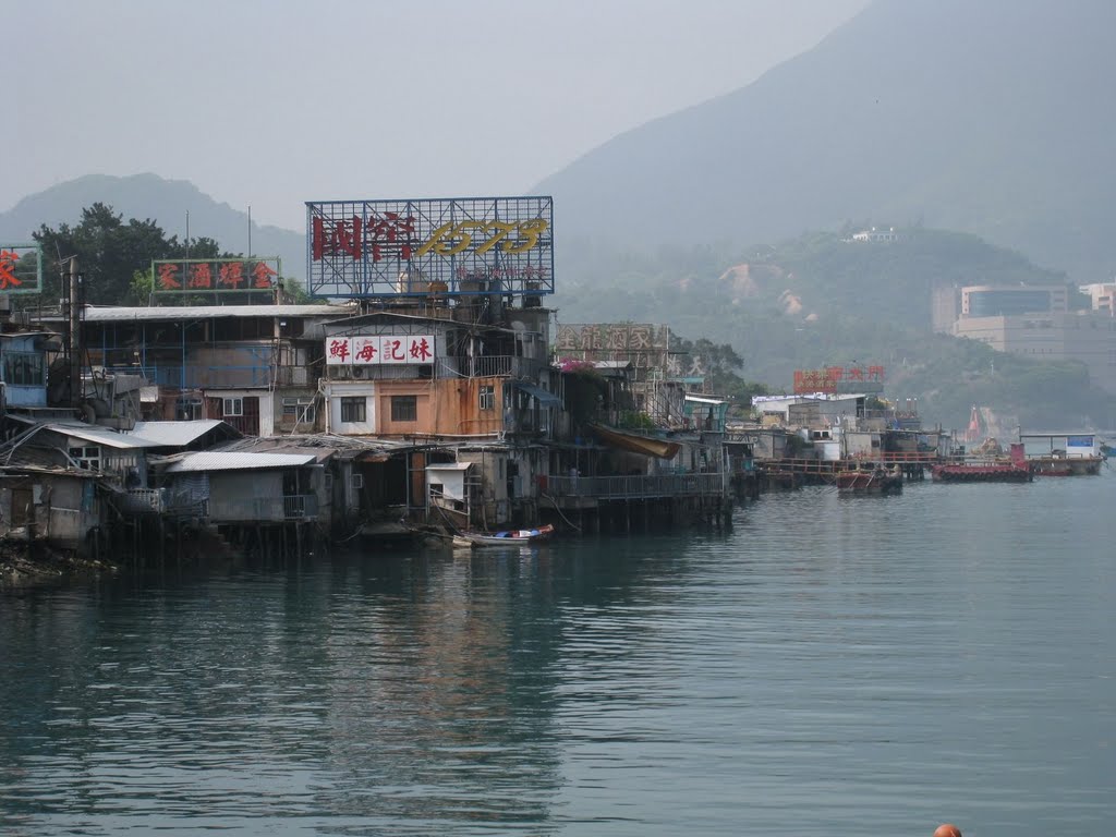 Lei Yue Mun Sam Ka Tsuen seafood restaurants by the side of typhoon shelter 鯉魚門三家村避風塘海鮮酒家 by Peter Mok