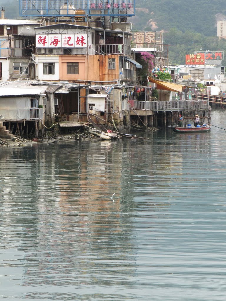 Lei Yue Mun Sam Ka Tsuen seafood restaurants by the side of typhoon shelter 鯉魚門三家村避風塘海鮮酒家 by Peter Mok