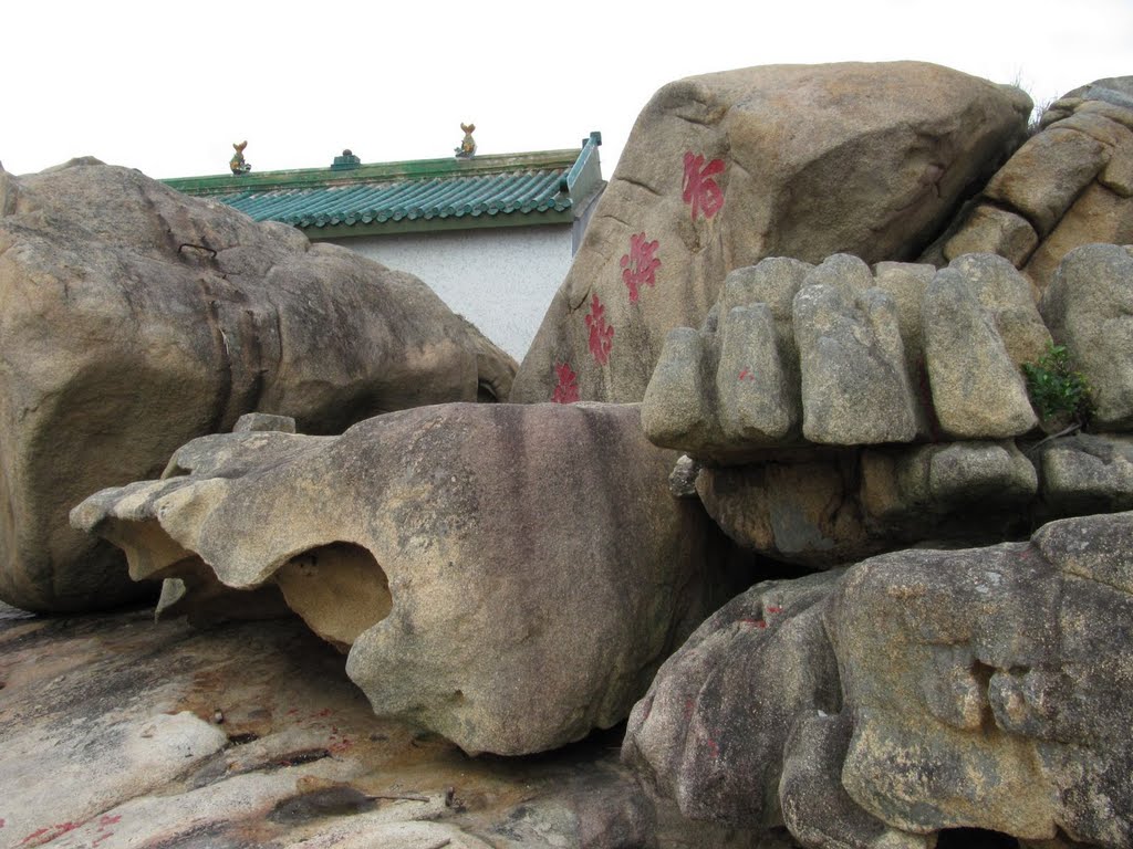 Lei Yue Mun stone carvings behind the Tin Hau Temple 鯉魚門天后廟後的石刻 by Peter F C Mok