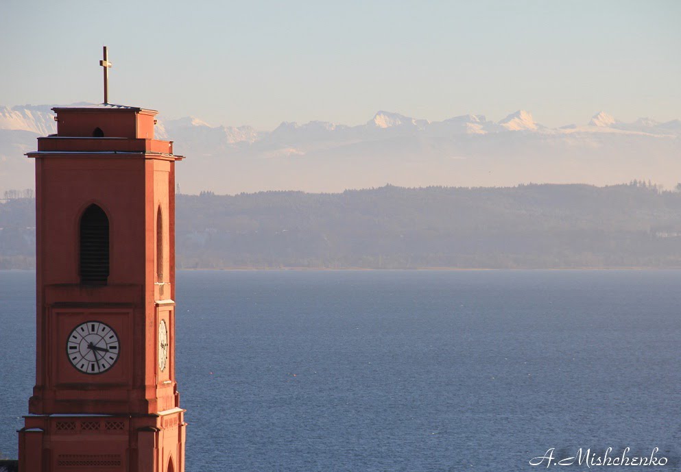 Eglise Rouge, avec vue sur le lac by Andrii Mishchenko