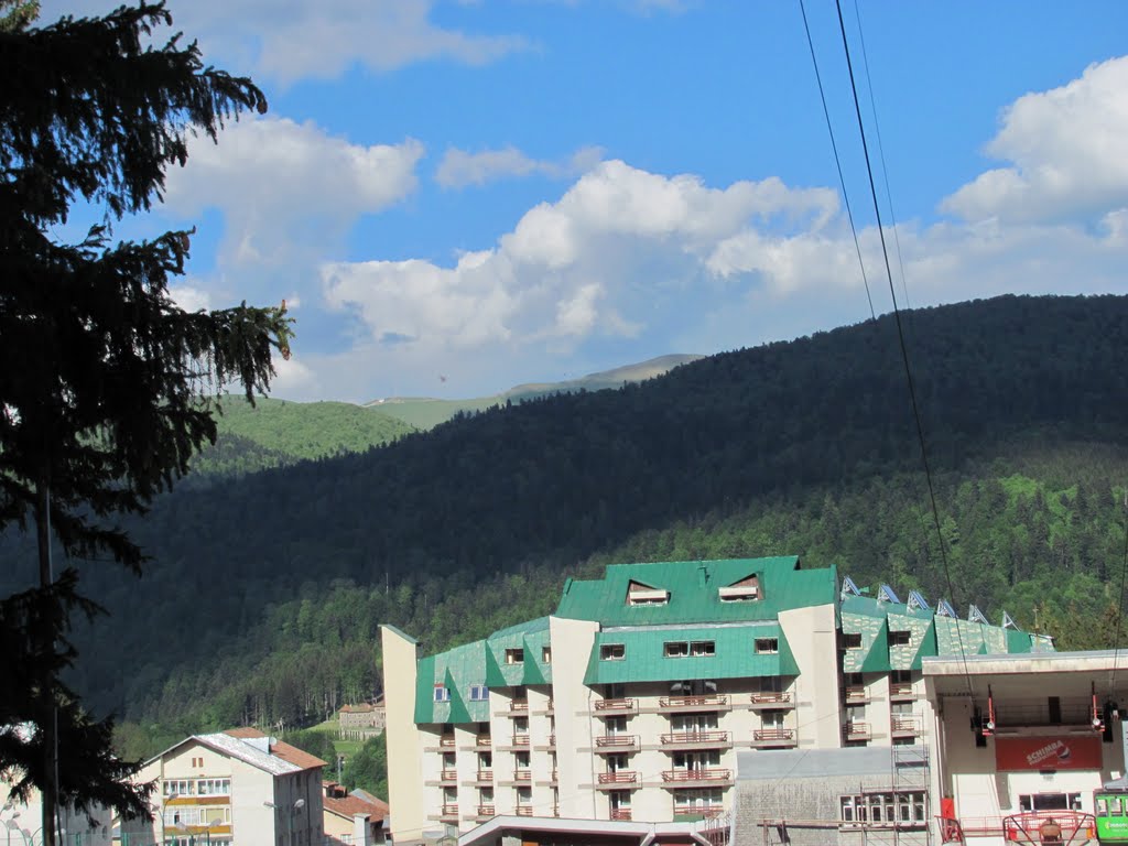 Hotel Silva și vedere telecabina și m-ții Baiului 23 Mai 2010 by Popescu Vicentiu