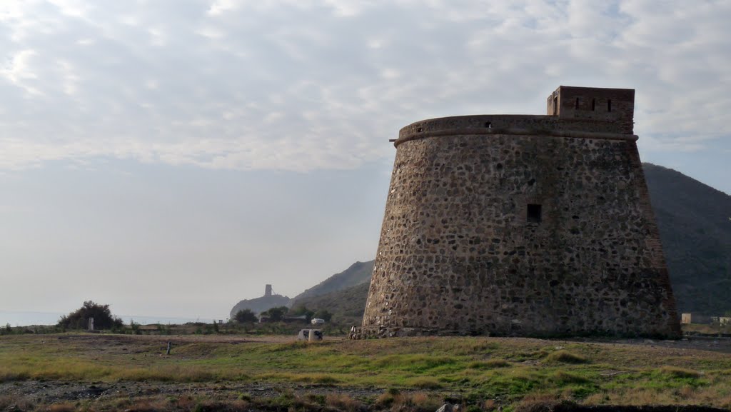 Castillo de Macenas, con la Torre del Pirulico al fondo by helicongus