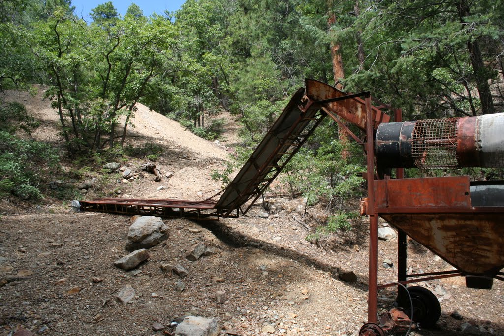 Old mining equipment at the Del Pasco Mine by azoffroad.net