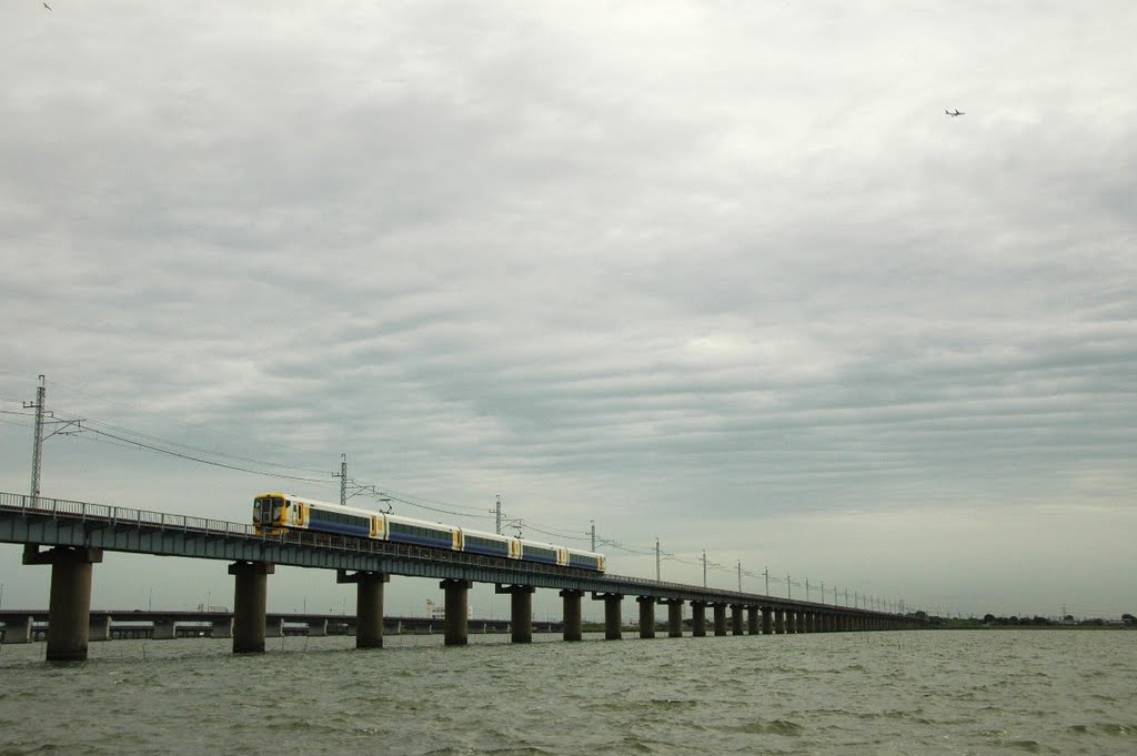 A long bridge over crossing Kitaura on JR Kasima line by Ibaragino Kumasan