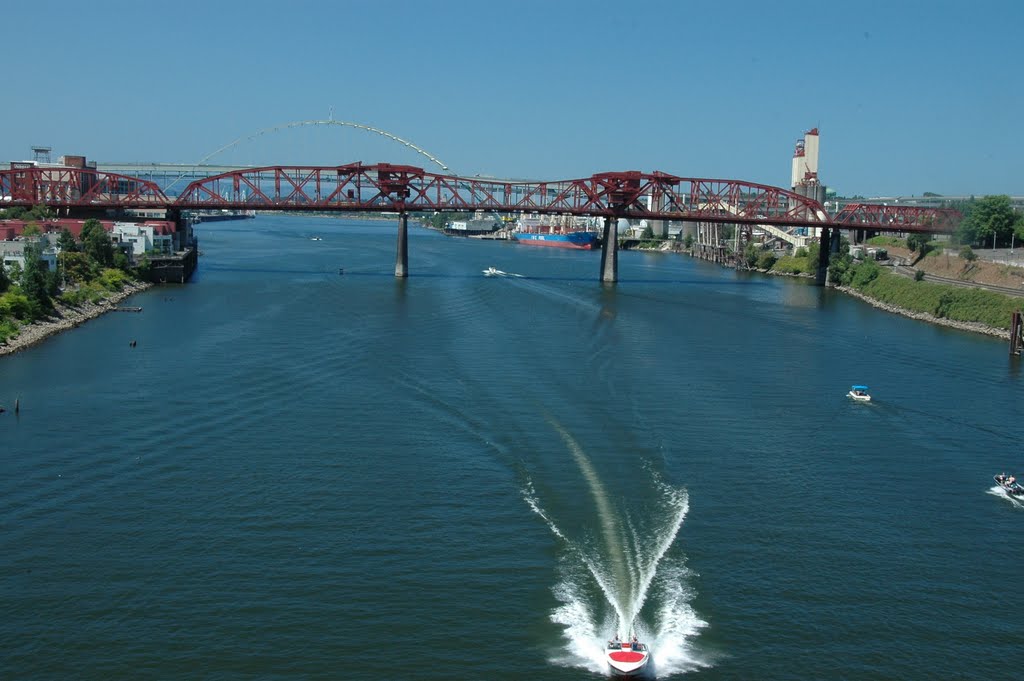 TBule sky and blue river in Portland by Ibaragino Kumasan