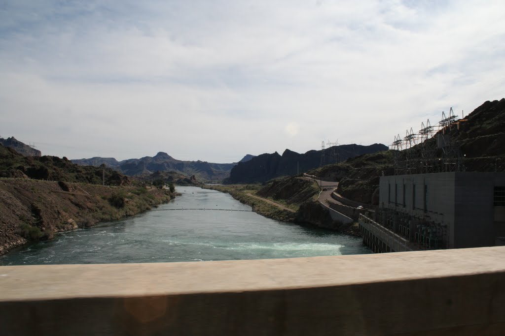 Looking down the Colorado River from Parker Dam by azoffroad.net