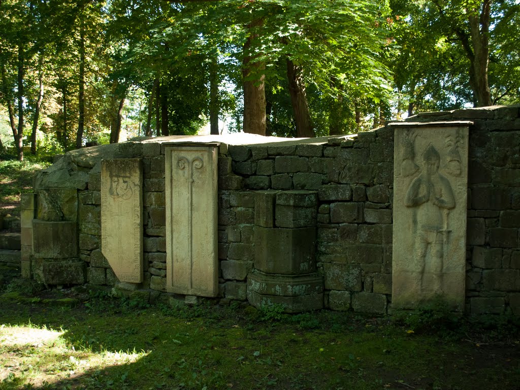 Wandplastiken in den Mauerresten der Klosterruine by Andreas Roth