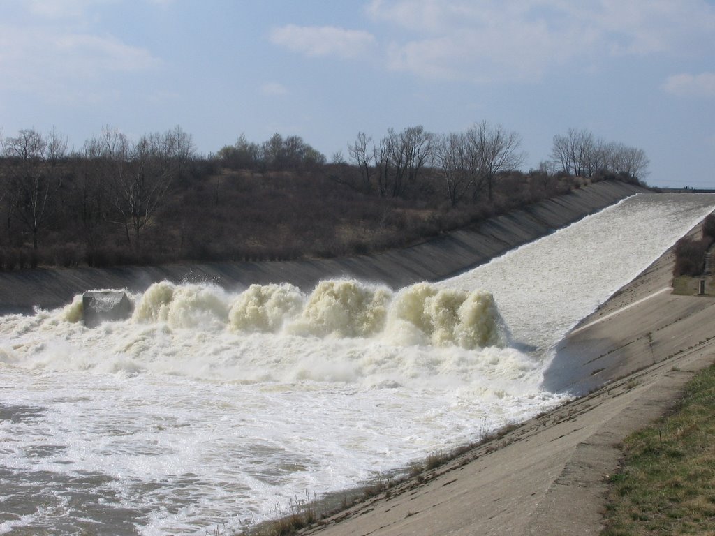 Water runoff at Nechranice dam during flood 4/06 by Nordion