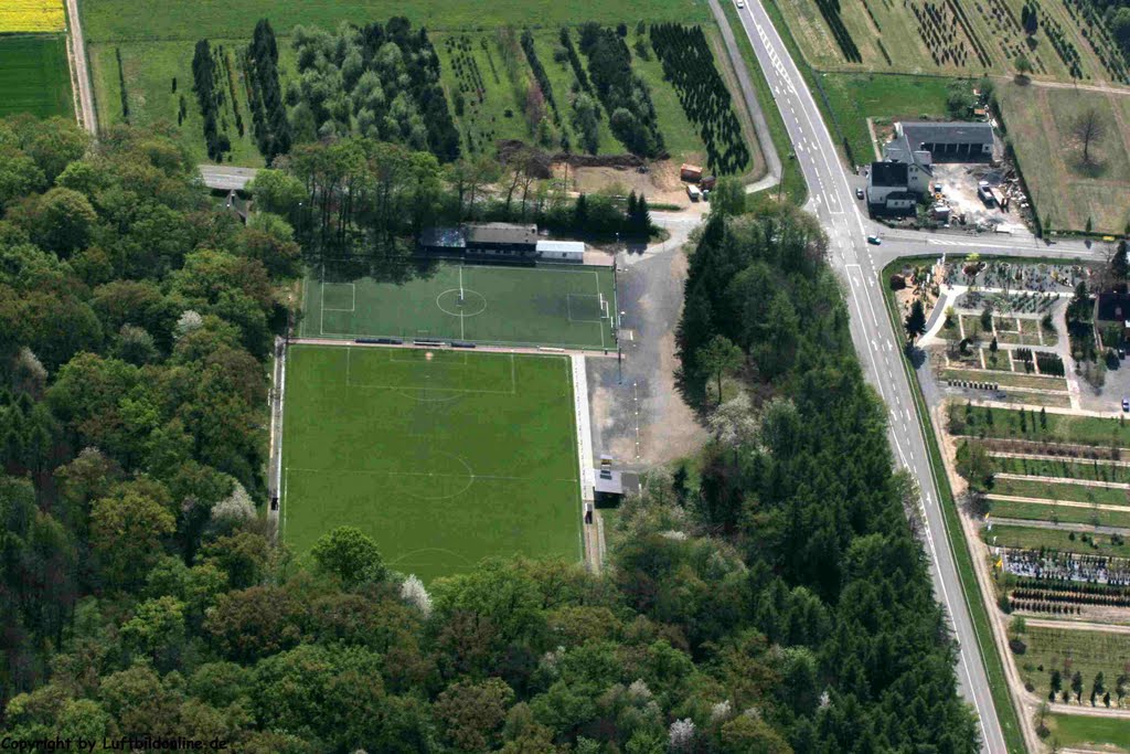 Hundsangen Sportplatz 070426 (Original bei http://www.luftbildonline.de) by Luftbildonline