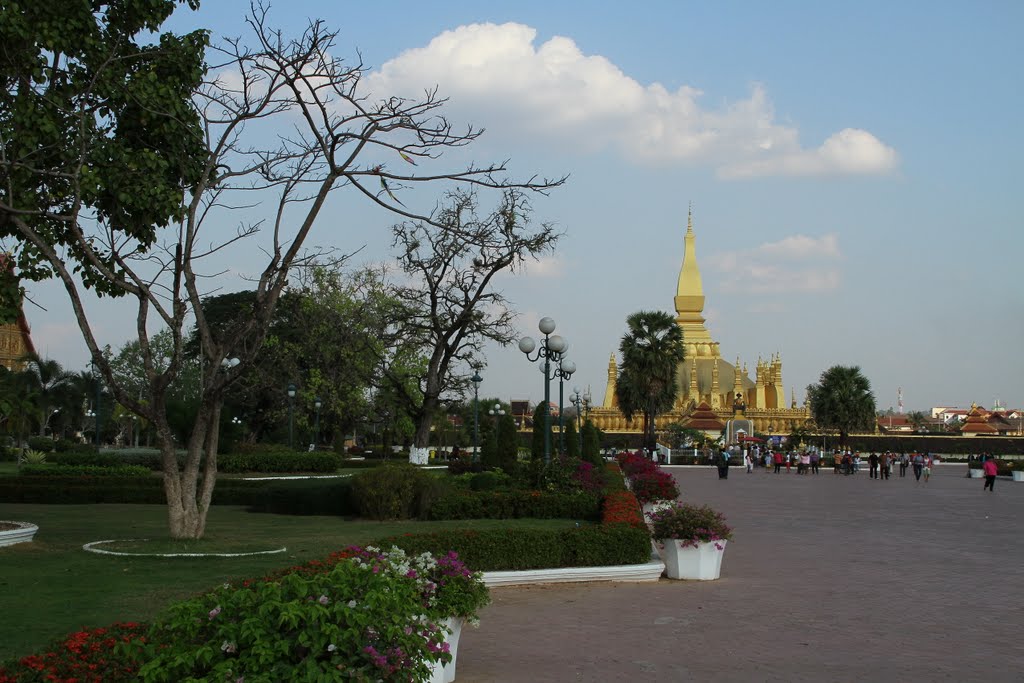 Pha That Luang by Ngọc Viên Nguyễn