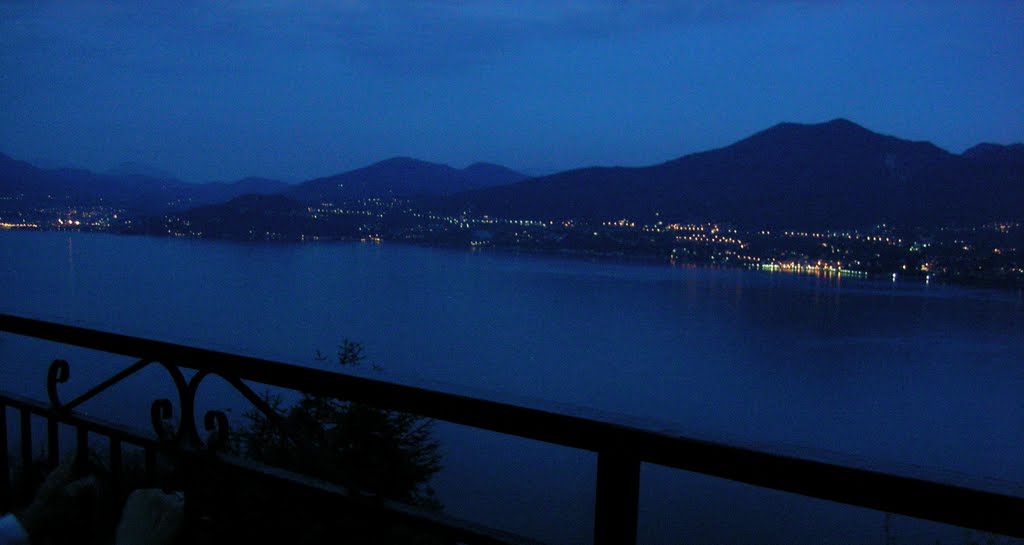 Ghiffa -- Abend über dem Lago Maggiore -- Na dann, Gute Nacht - bis morgen früh ! by ReinhardKlenke