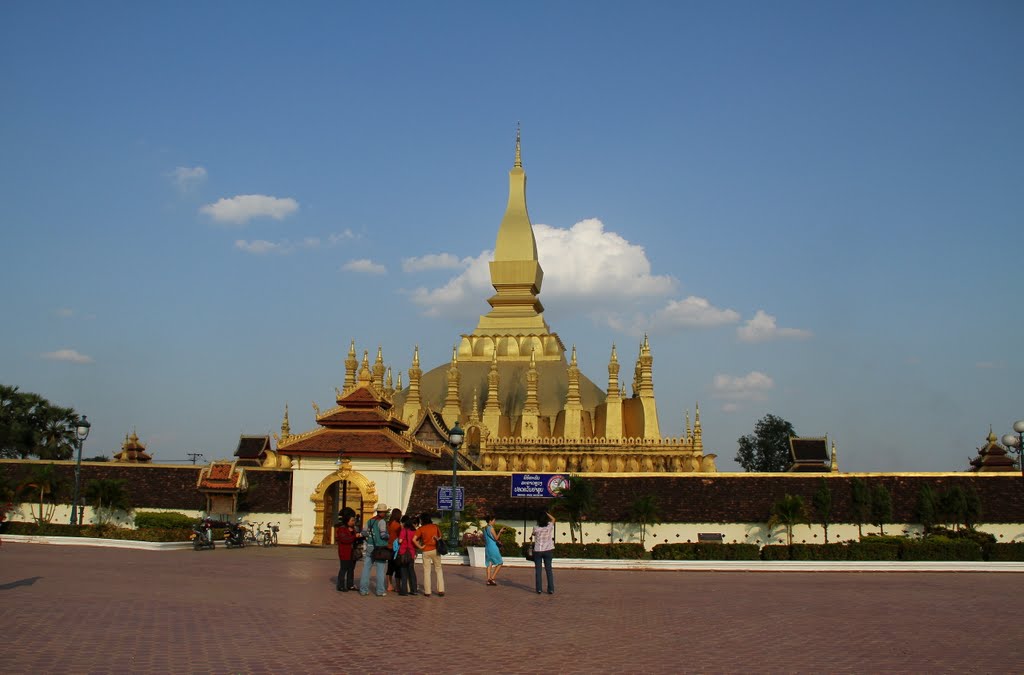 Pha That Luang by Ngọc Viên Nguyễn