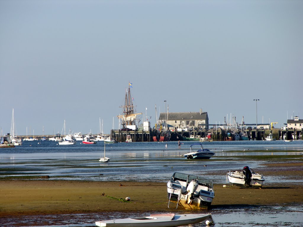 Provincetown - Bassa marea - Sullo sfondo il porto by st.newbury