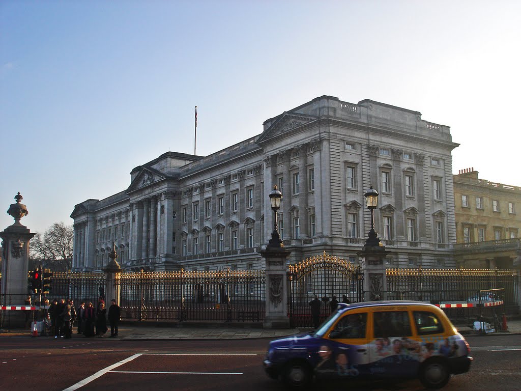 BUCKINGHAM PALACE-London by TasosF76