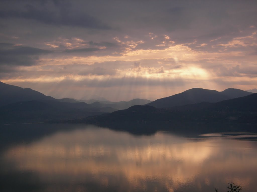 Vorhang auf für dieses Morgenlicht-Panorama überm Lago Maggiore by Reinhard Klenke