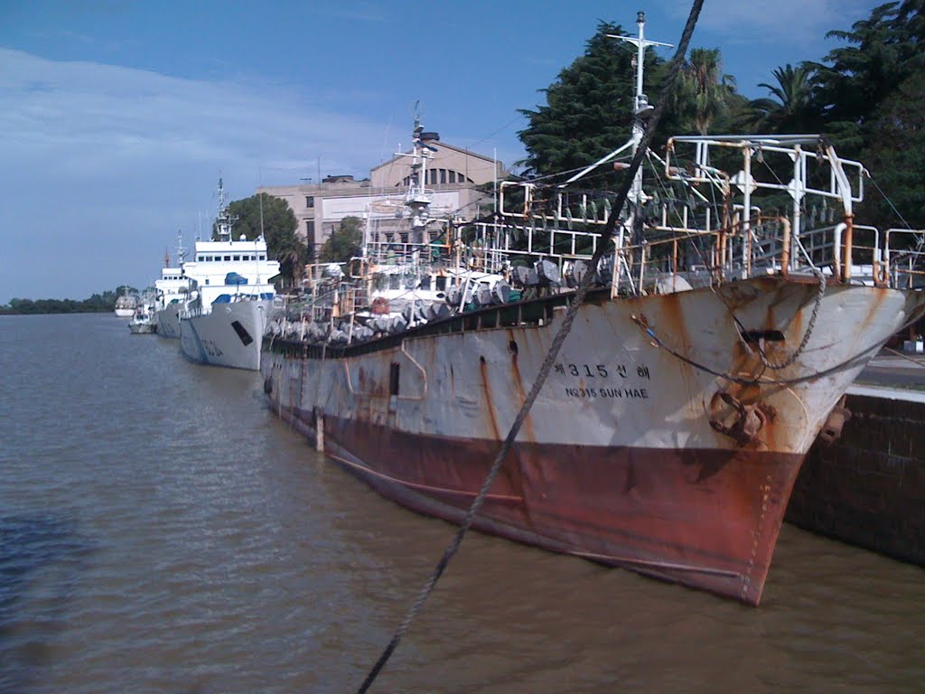 Pesquero de Calamares Darsena F Puerto Nuevo by jlocaciones