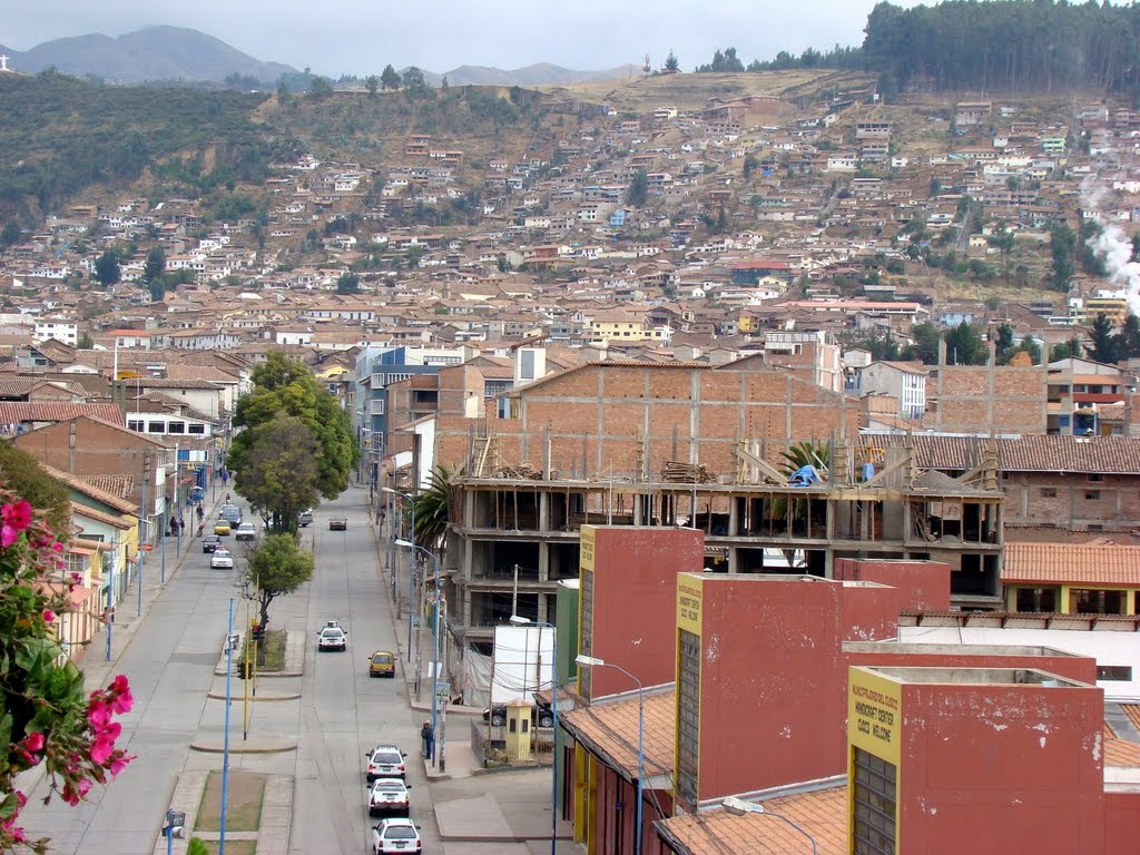 Cusco (alt 3356 m), la rue Tullumayo et la colline du site de Sacsahuaman by frédéric429