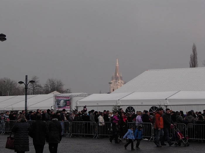 In the queue for the yearly ice sculpture festival by pirulesco