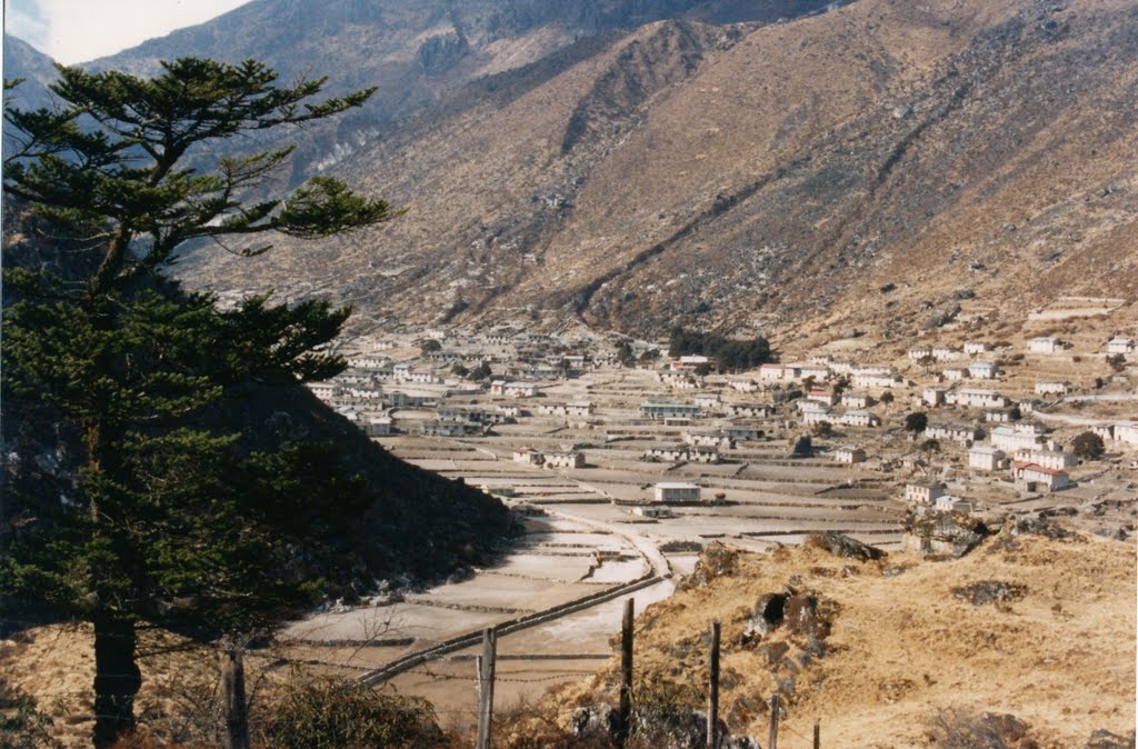 On the highway to Tibet at Khumjung (3790m) by snucklepuff