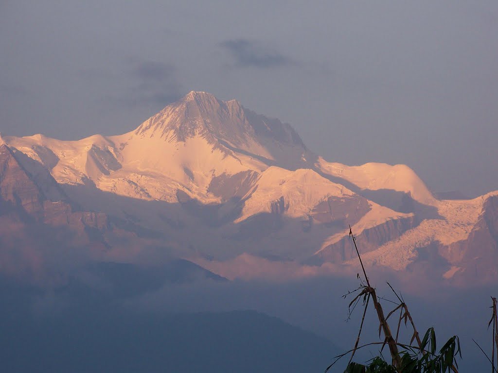 远眺Annapurna5安纳布尔那5号峰Annapurna2安纳布尔那2 号峰Lamjung himal 4 by hequnlu