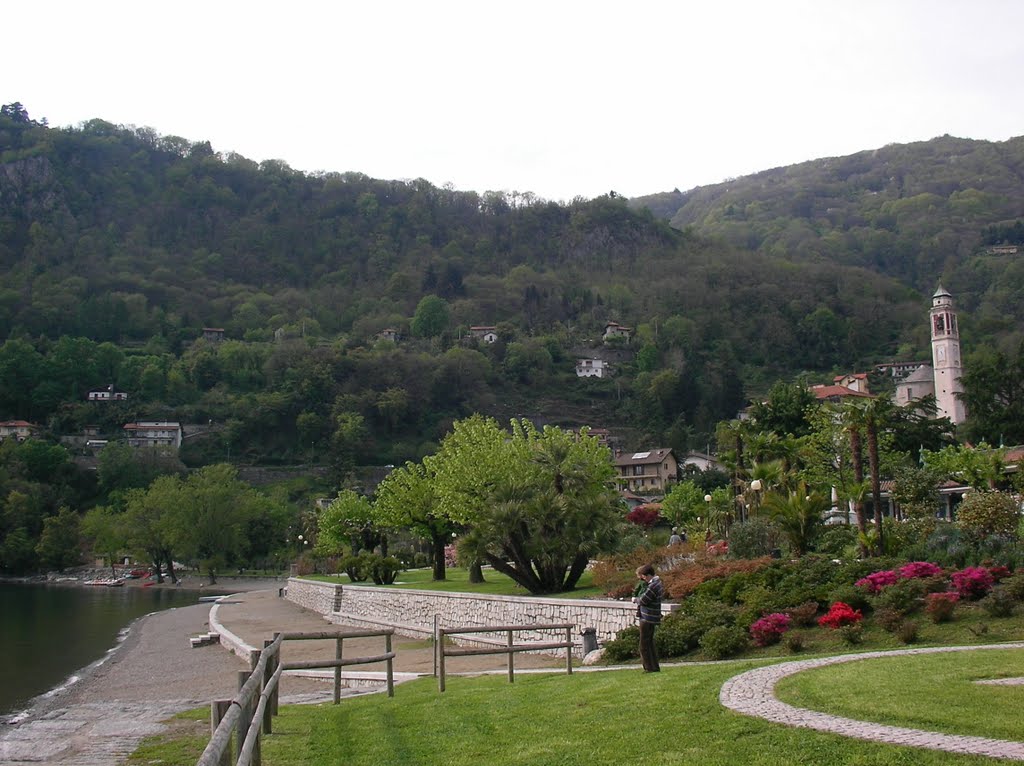 Cannero - Nahe dem Ufer und Hubschrauber-Landeplatz by ReinhardKlenke