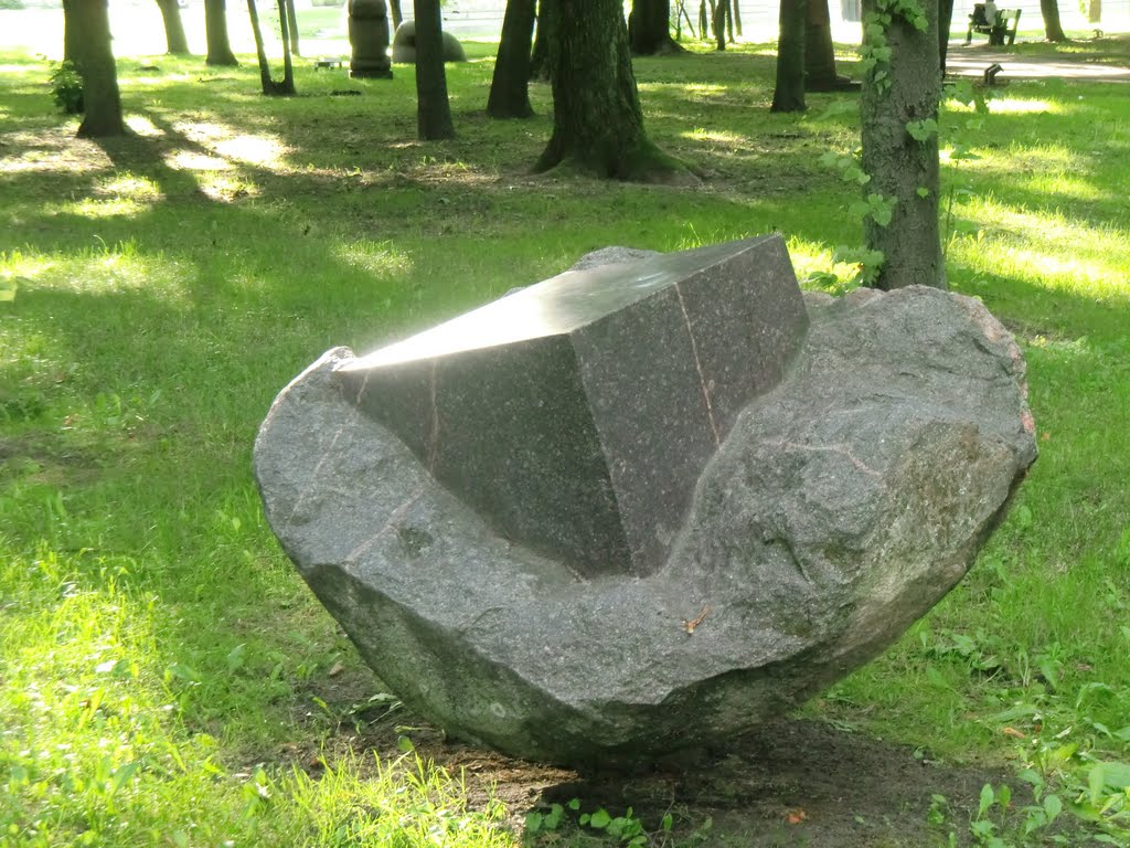 Würfel im Stein versteckt by Uwe Loreit