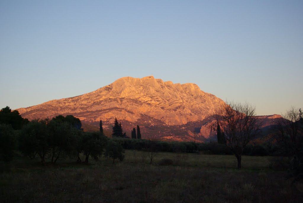 Montagne Sainte-Victoire. by Bernard Fontaines