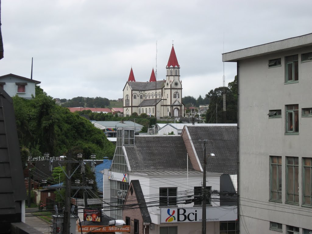 Vista de la Iglesia Sagrado Corazón de Puerto Varas by bobpittman_ca