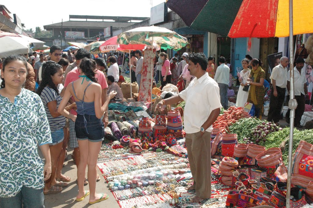 Serious haggling on Market Day Mapuca Bazar by Brian Pinheiro