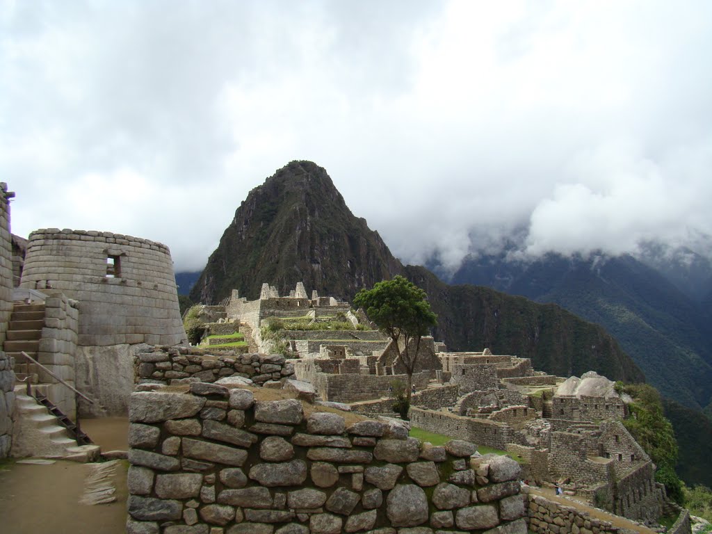 Machu Picchu by Flávio Costa