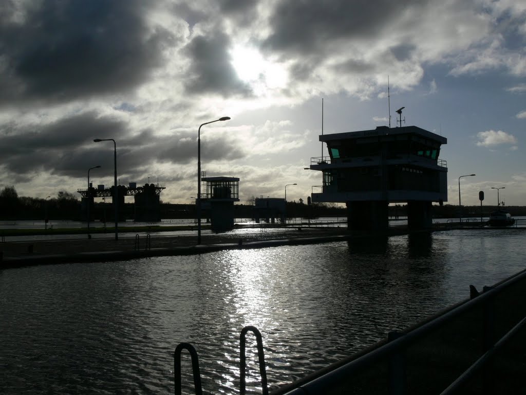 Hoog water in de Maas by Evert Prast