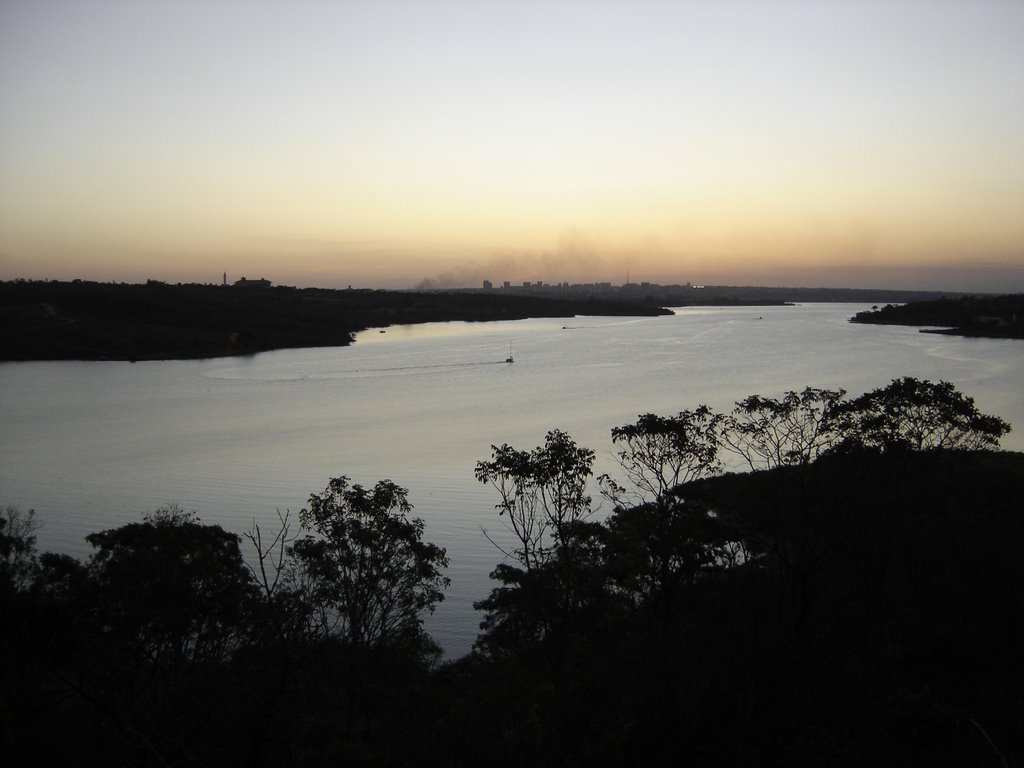 Lago Paranoá, Brasília, DF, Brasil. by André Bonacin