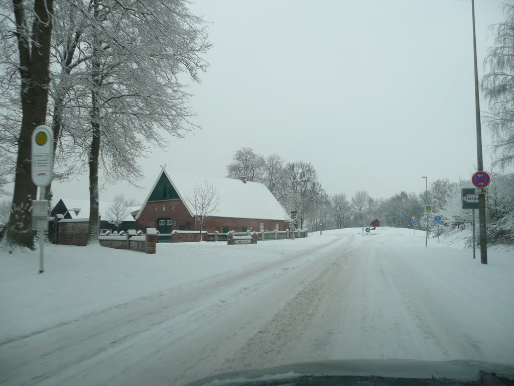 Nordhorn - Heseper Weg - links vor dem Haus die Einfahrt zum Tierpark by Heribert Duling