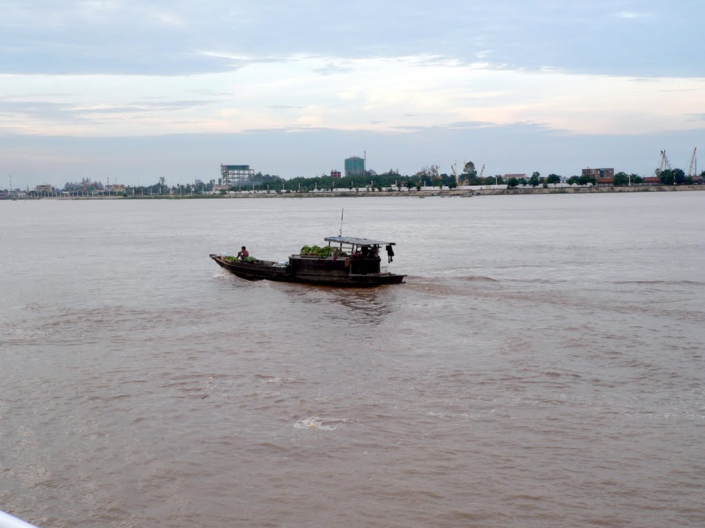 Meikong River, Phnom Penh by SaiWoon Ng