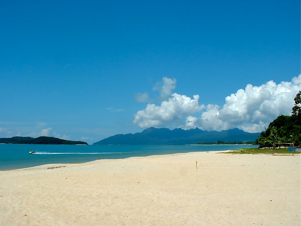 Crowded Beach Of Langkawi (Superb), Malaysia by Paul Coates