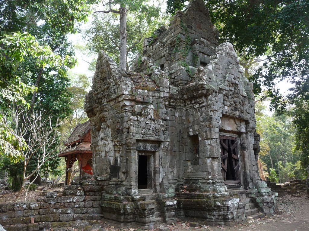 Temple in front of Preah Palilay by gmbgreg