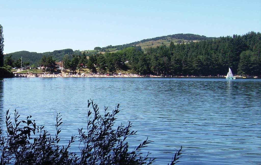 Lac Issarlès, Ardèche by lineu2006