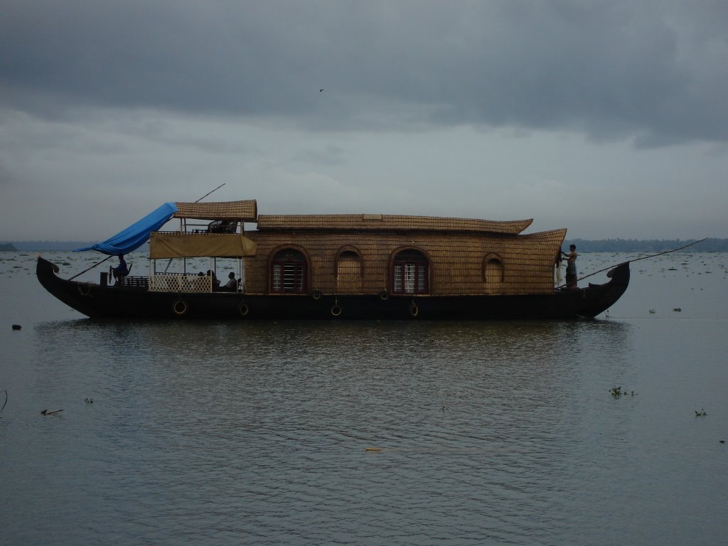 A kettuvallam on the backwaters by shail