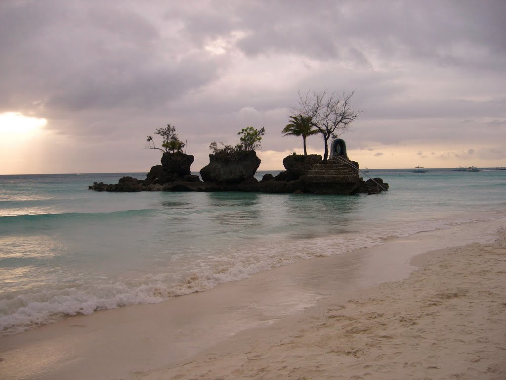 Willy's Rock, Boracay, Panay, Philippines 2006 by Ralf Hoermi