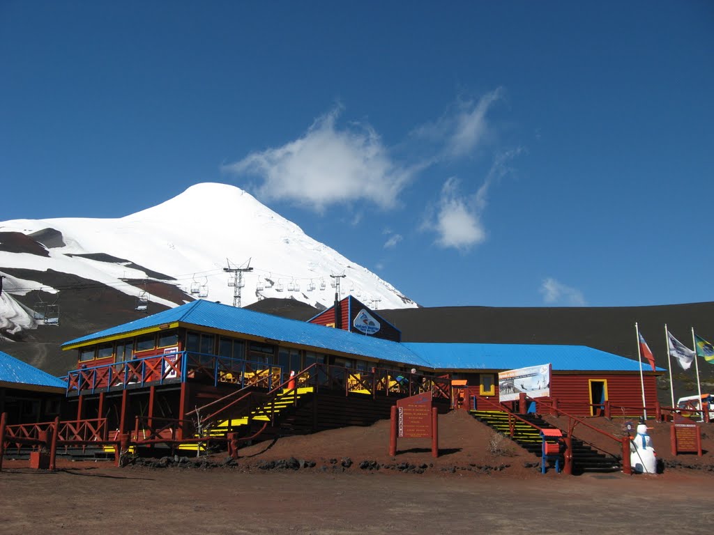 Vista de la estación base del centro de esquí del Volcán Osorno by bobpittman_ca