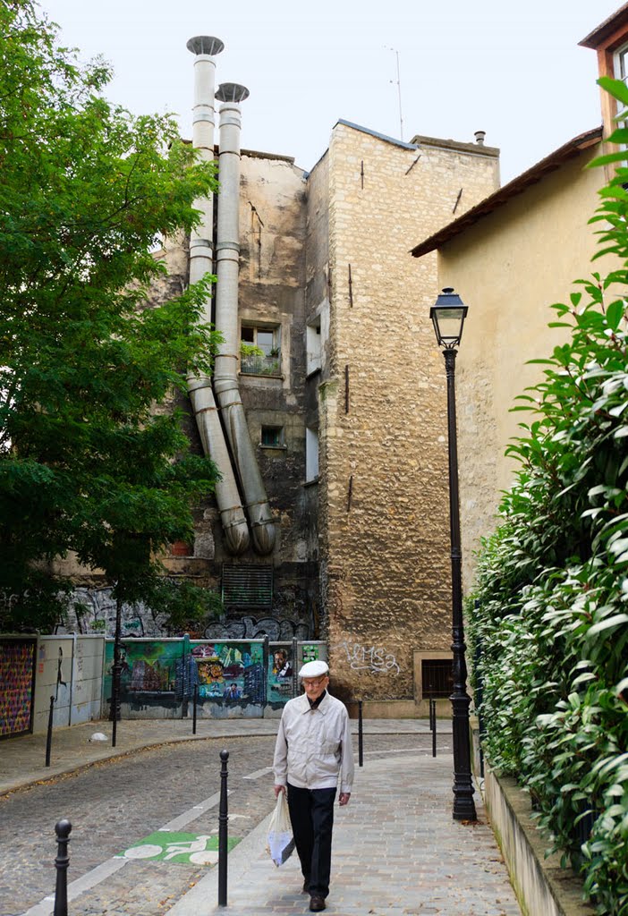 Tout est presque droit dans cette rue oubliée à Paris XIV, Rue Gustave Geffroy, en face du château de la Reine Blanche (Gobelins-ancienne Bièvre) by Philippe Payart