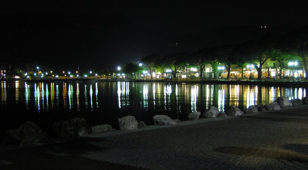 Italy - Garda - Lake shore by night by Noud